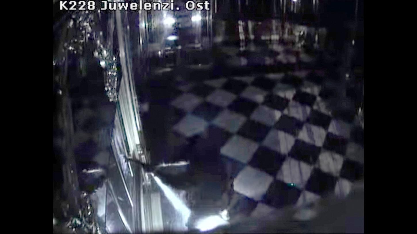 Das Bild aus der Überwachungskamera zeigt die Täter bei ihrem Jahrhundert-Diebstahl im Grünen Gewölbe in Dresden.