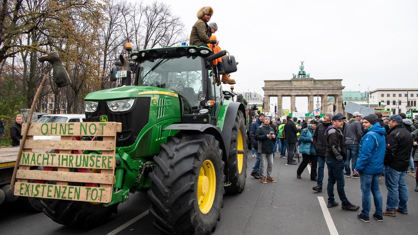 Tausende Traktoren vor Brandenburger Tor: Bauern protestieren in Berlin  