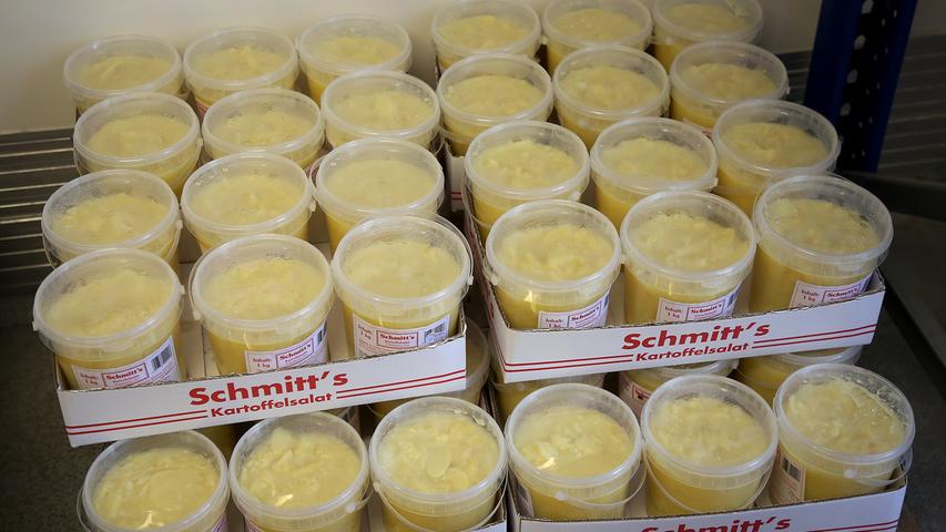 Auch Kartoffelsalat gibts bei Schmitt`s im Angebot. Im Ein-Kilo- und Fünf-Kilo-Eimer.