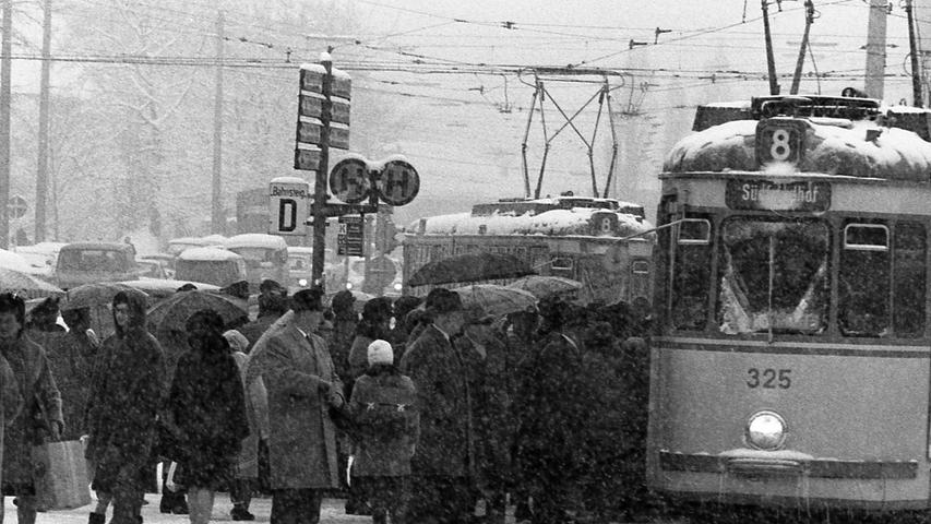An den Straßenbahnhaltestellen mußten lange Wartezeiten in Kauf genommen werden.  Hier geht es zum Artikel vom 28. November 1969: Das böse Erwachen"
