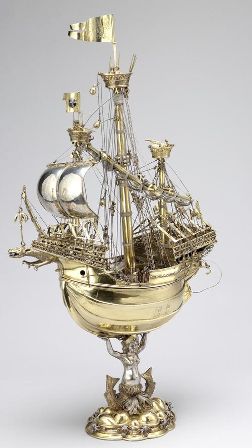 Das Schliüsselfelder-Schiff ist eines der Glanzstücke im Germanischen Nationalmuseum in Nürnberg. Es wurde 1503 oder kurz vorher geschaffen. Diese herausragende Goldschmiedearbeit gibt detailgetreu ein Hochseeschiff der damaligen Zeit wieder.