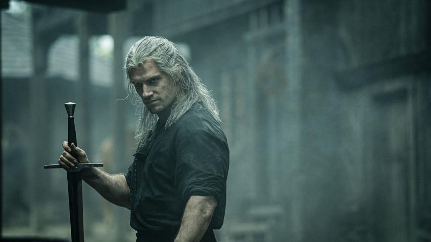Andrzej Sapkowskis Fantasy-Romane über den Hexer Geralt waren schon Grundlage für die Videospielreihe "The Witcher" - und dienen jetzt auch als Adaption für die Netflix-Serie "The Witcher". Der einstige "Superman"-Darsteller Henry Cavill wird in der Serie zum Hexer Geralt von Riva. Geralt ist ein mutierter Monsterjäger, der Schwierigkeiten hat, seinen Platz in einer Welt zu finden, in der die Leute oft schlimmer sind als die Ungeheuer. "The Witcher" ist ab 20. Dezember auf Netflix verfügbar.