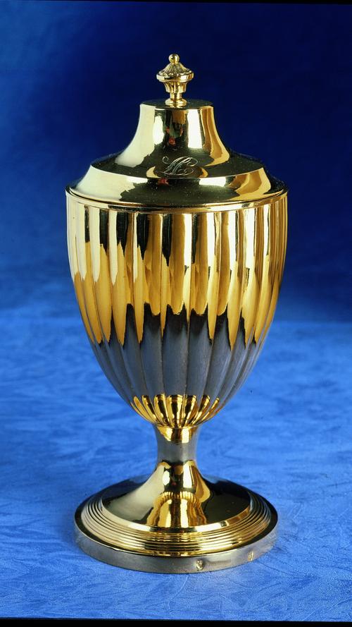Eine Zuckerdose aus vergoldetem Silber, geschaffen um 1800/15 aus dem Museum für Franken.