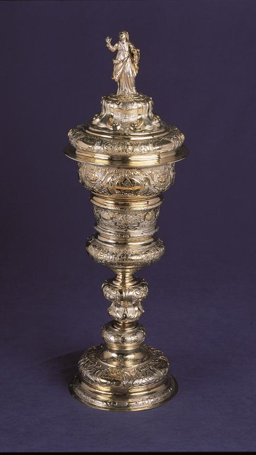 Dieser Deckelpokal der Würzburger Büttnerzunft aus dem Jahr 1735 besteht aus vergoldetem Silber und wird im Museum für Franken, dem Staatlichen Museum für Kunst- und Kulturgeschichte in Würzburg, verwahrt.