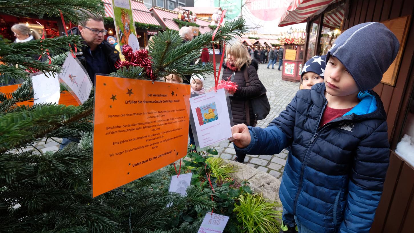 Am Wunschbaum werden Weihnachtswünsche von Kindern aufgehängt. Im vergangenen Jahr gingen alle rund 100 Wünsche in Erfüllung. Wie das wohl heuer sein wird?