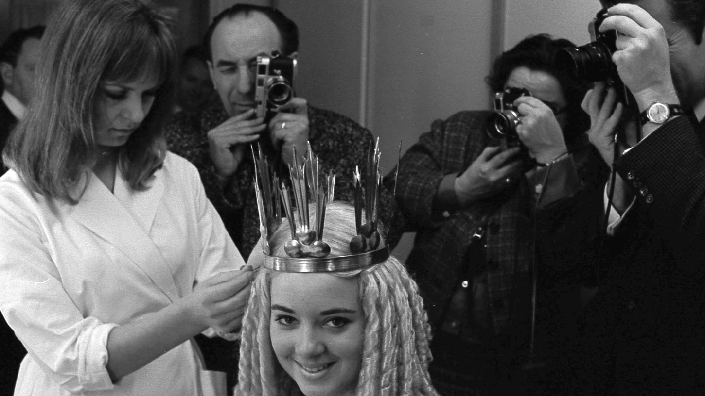 29. November 1969: Christkind bei der Maskenbildnerin