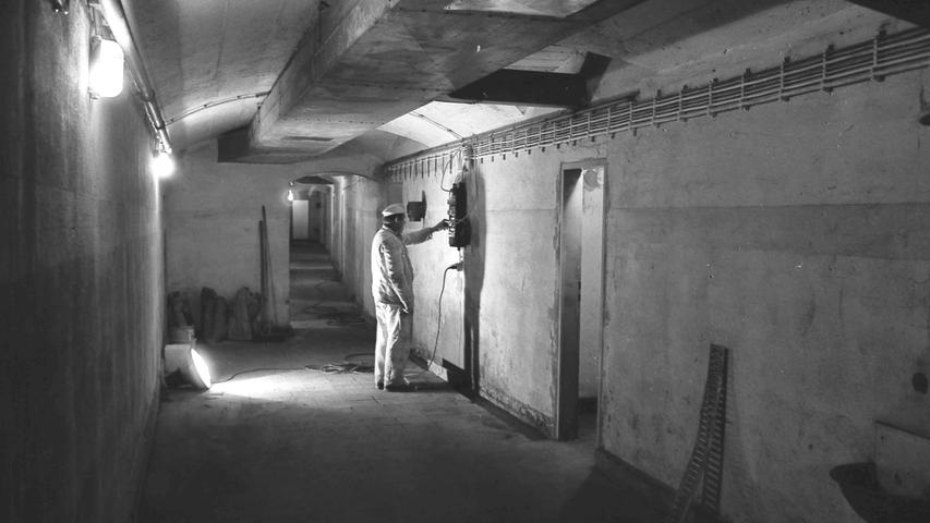 Baustelle unter der Erde. Elektriker erneuern die Leitungen. An der Decke der FrischIuftkanal. Hier geht es zum Artikel vom 30. November 1969: Dürer –Bunker "überholt"