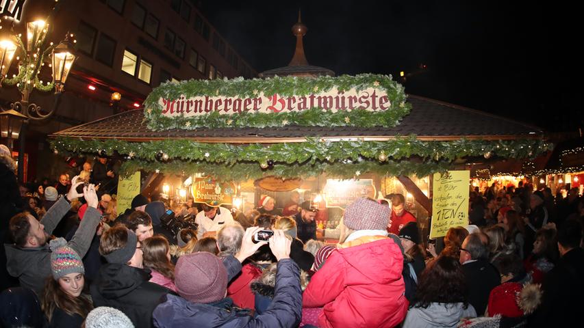 Am 29. November beginnt der Christkindlesmarkt in Nürnberg, der dann bis Weihnachten täglich geöffnet hat. Erstmals gibt es dieses Jahr einen eigenen FCN-Stand, an dem nicht nur Fanartikel erhältlich sind. Verkaufen werden die FCN-Spieler selbst und der Erlös geht an gemeinnützige Organisationen.