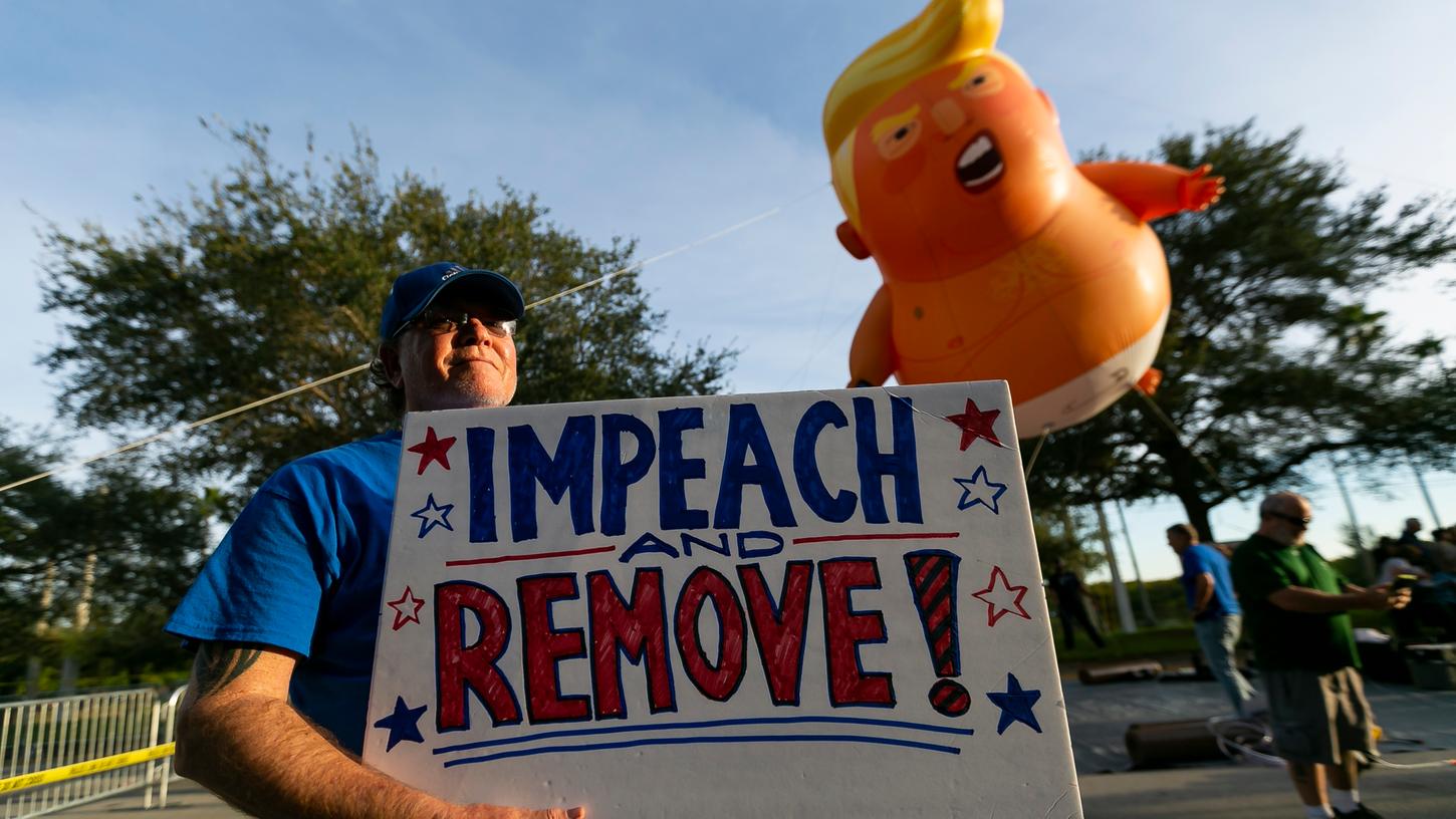 Ein Demonstrant protestiert im Vorfeld einer Trump-Kundgebung gegen den US-Präsidenten.