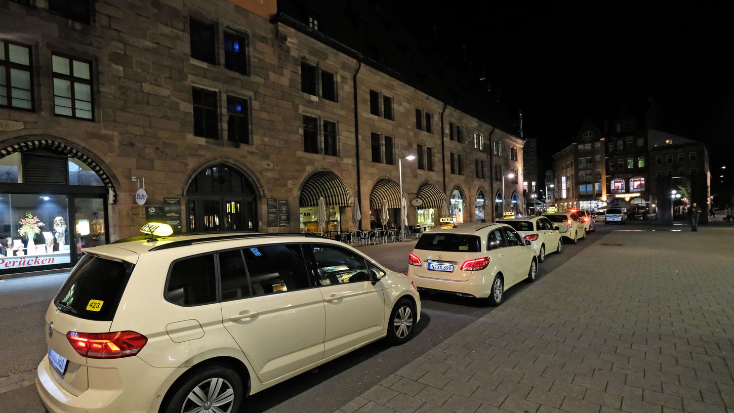 Ein Zuschuss für nächtliche Taxifahrten könnte Frauen mehr Sicherheit geben. Zumindest in München sieht man das so und schießt fünf Euro pro Fahrt zu. In Nürnberg gibt es diesbezüglich Skepsis.
