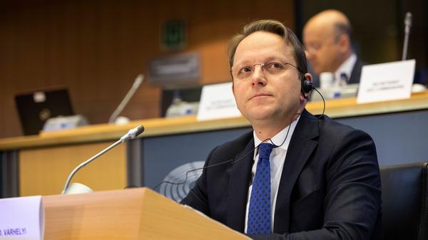 Oliver Varhelyi ist Kommissar für Nachbarschaft und Erweiterung. Der ungarische Diplomat gehört zwar nicht der Fidesz-Partei von Viktor Orban an, gilt aber als loyaler Anhänger des ungarischen Regierungschefs. Einige Abgeordnete befürchteten bei ihm eine zu große Nähe zu Orban. Varhelyi war zum Zeitpunkt seiner Nominierung der ungarische EU-Botschafter. Orbans erste Wahl, Laszlo Trocsanyi, lehnten die EU-Abgeordneten ebenfalls wegen finanzieller Interessenskonflikte ab.