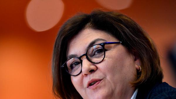 Adina Valean ist Verkehrskommissarin. Sie war seit 2007 Europaabgeordnete der liberal-konservativen PNL-Partei. Die studierte Mathematikerin war vorher Mitglied mehrerer Stiftungen und Verbände, die unter anderem liberale Wirtschaftspolitik fördern. Die erste rumänische Kandidatin, Rovana Plumb, war wegen finanzieller Interessenkonflikte vom Europaparlament gestoppt worden.