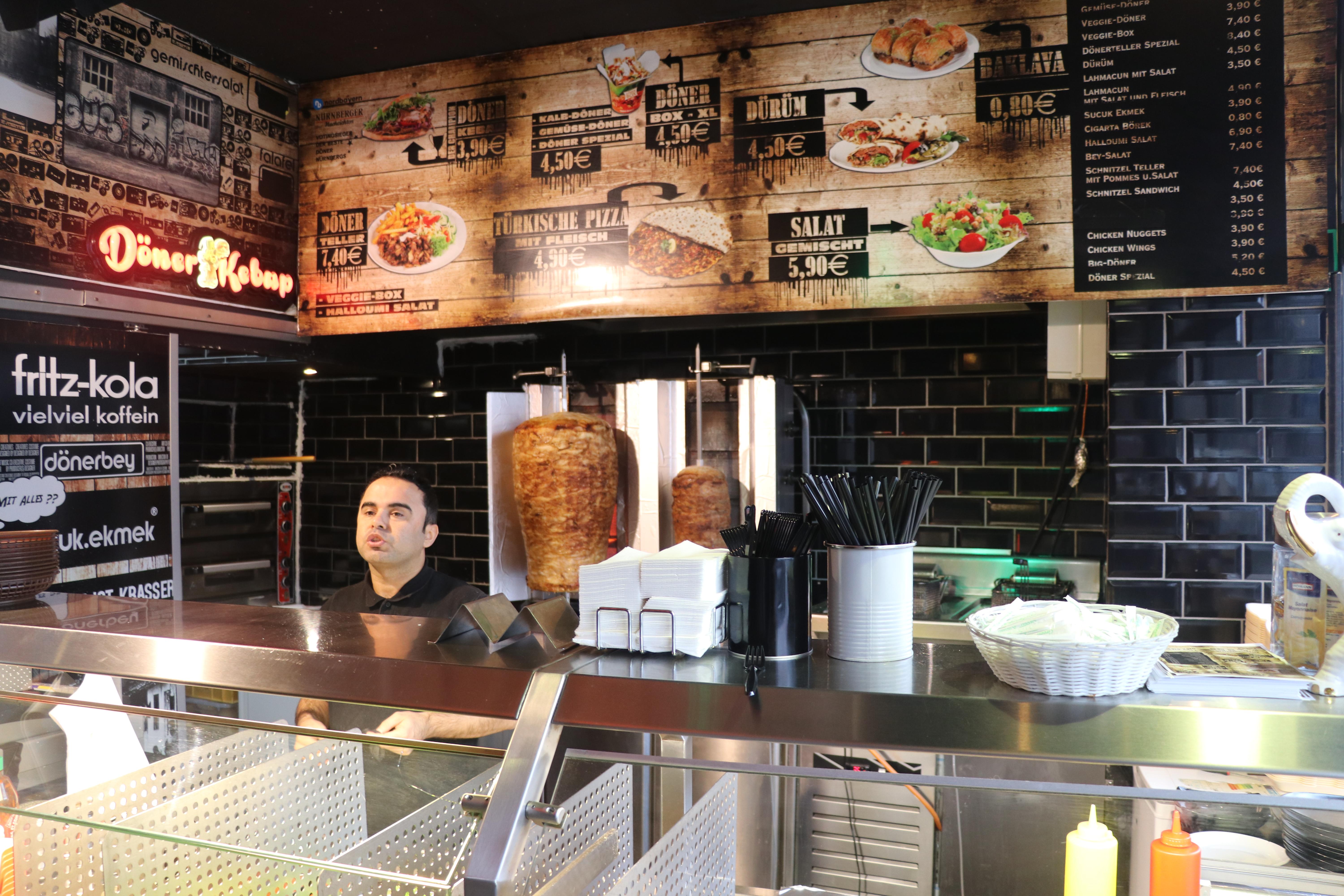 Direkt an der Rothenburger Straße 134 in Nürnberg-Sündersbühl liegt Dönerbey. Als erstes Restaurant brachte Dönerbey nach eigener Aussage den in Berlin beliebten Gemüse-Döner nach Franken. Für Vegetarierinnen und Vegetarier gibt es zudem die Box mit Falafel, Halloumifries, Salat, Käse und Gemüse. 2016 gewann Dönerbey die Abstimmung zum besten Döner Nürnbergs. 2023 reicht es für Platz 9.