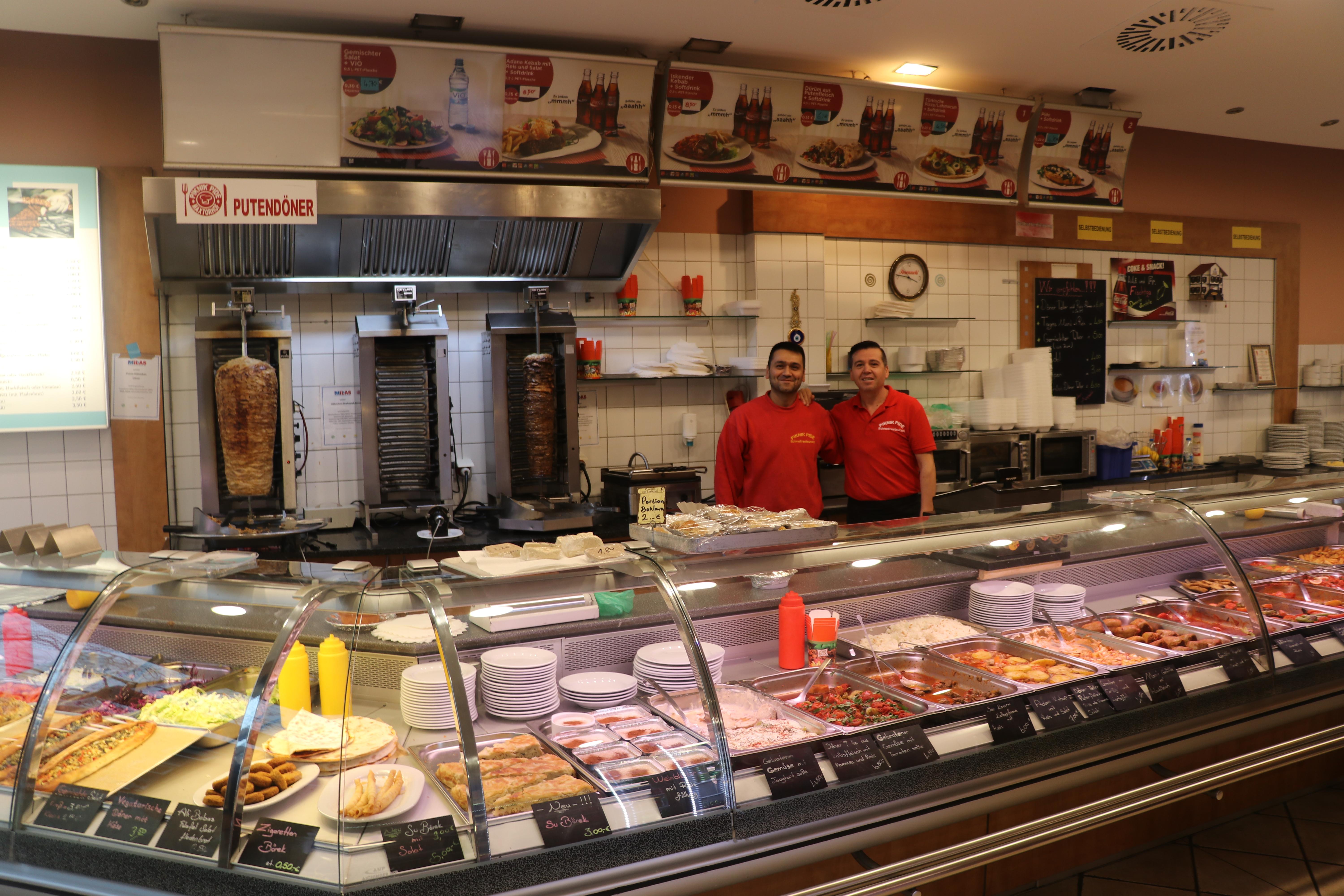 Bei Piknik-Pide in der Pirckheimerstraße gibt es nicht nur Döner, sondern auch ein großes Angebot an türkischen Spezialitäten. Von süß bis herzhaft - satt wird hier jeder und das sogar bis 23 Uhr. Den Laden gibt es übrigens schon seit 1983, ein echtes Traditionslokal in der Noris. 2023 reicht es im Voting für Platz 15.