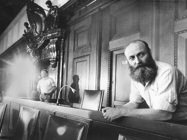 Karl Heinz Hoffmann 1984 vor Gericht in Nürnberg.