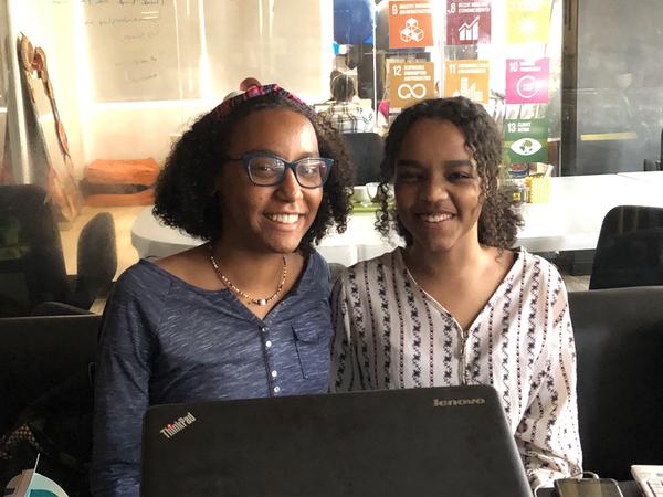 Samar Khalid und Doha Ali, zwei der jungen Feministinnen von Amna in Khartum. Ihre Kollegin Ilaf Nasreldin wollte sich nicht fotografieren lassen. Samar Khalid und Doha Ali, zwei der jungen Feministinnen von Amna in Khartum. Ihre Kollegin Ilaf Nasreldin wollte sich nicht fotografieren lassen.