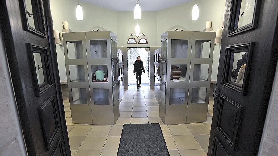 Kontrastreicher Blickfang: Das Kolumbarium mit Edelstahlschränken zur Urnenaufbewahrung in der liebevoll renovierten alten Aussegnungshalle aus dem Jahre 1855. Kontrastreicher Blickfang: Das Kolumbarium mit Edelstahlschränken zur Urnenaufbewahrung in der liebevoll renovierten alten Aussegnungshalle aus dem Jahre 1855.