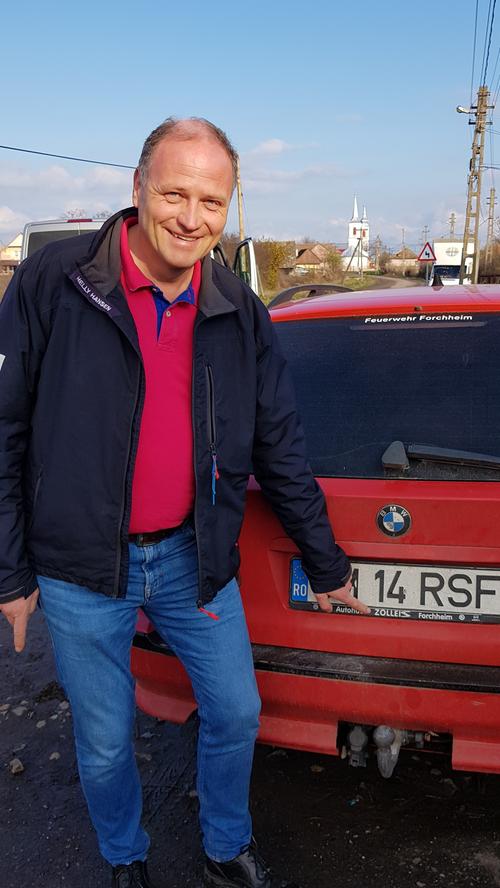 Helmut Zolleis vom Rotary Club Forchheim hat in Rumänien zufällig sogar ein Auto aus Forchheim entdeckt, das vor langer Zeit weiterverkauft wurde.