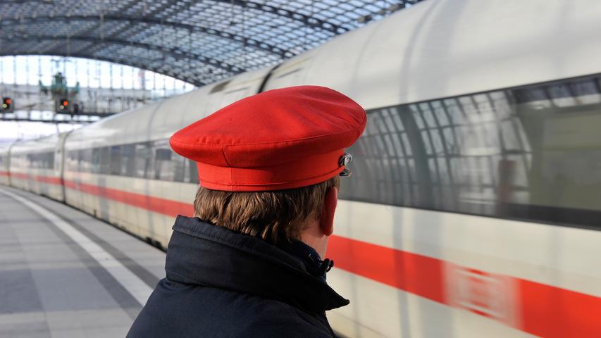 Zum Fahrplanwechsel im Dezember weitet die Bahn ihr Angebot aus. Bundesweit fahren mehr sogenannte Sprinter-Züge, es soll zum Beispiel zwei zusätzliche ICE-Fahrten auf der Schnellstrecke München - Berlin geben.