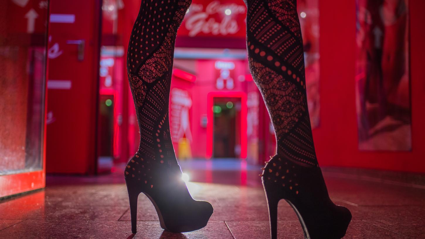 Körpernahe Dienstleistungen von Prostituierten sind in anderen Bundesländern derzeit erlaubt, in Berlin jedoch ohne "gesichtsnahe Praktiken".