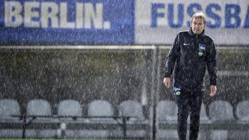 Hat da jemanden einen Schirm? Jürgen Klinsmann lässt die abstiegsbedrohte Alte Dame im Regen stehen.