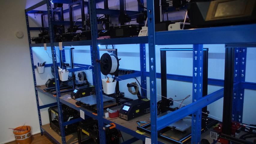 Das "Druckzimmer" der 3D Druck Manufaktur in Ebs mit 20 3D-Druckern.