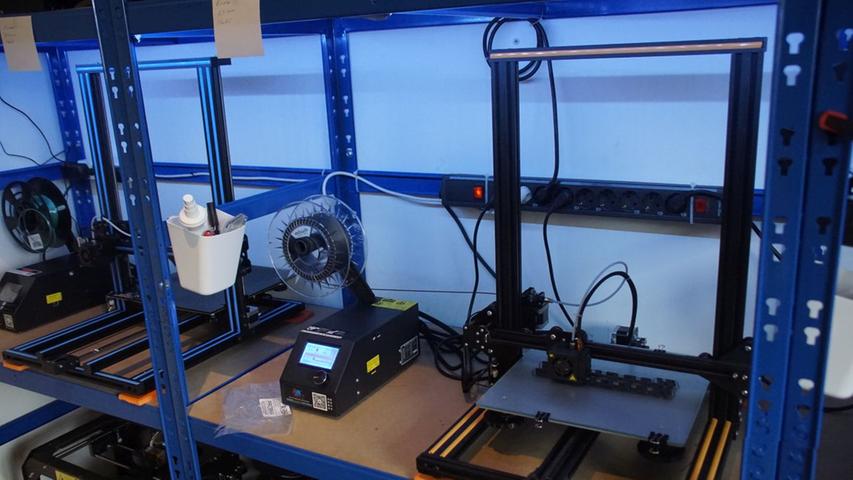 Ein 3D-Drucker bei der Arbeit. Links befindet sich das aufgerollte Material.