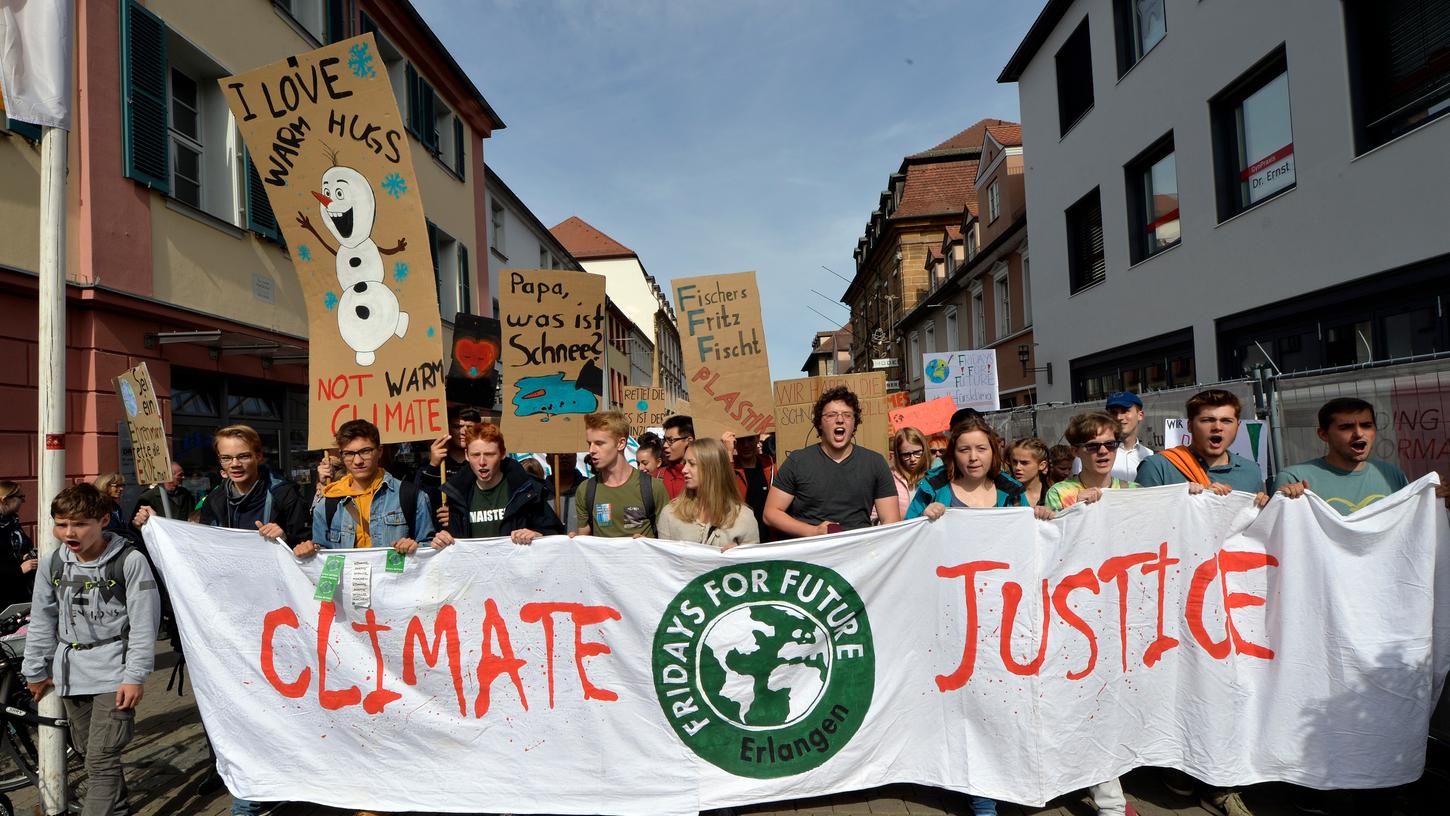 Eine „Fridays For Future“-Demonstration in Erlangen: Die Universitätsstadt hat im Mai den Klimanotstand ausgerufen und befindet sich damit ein Dreivierteljahr später noch immer ziemlich allein auf weiter Flur.