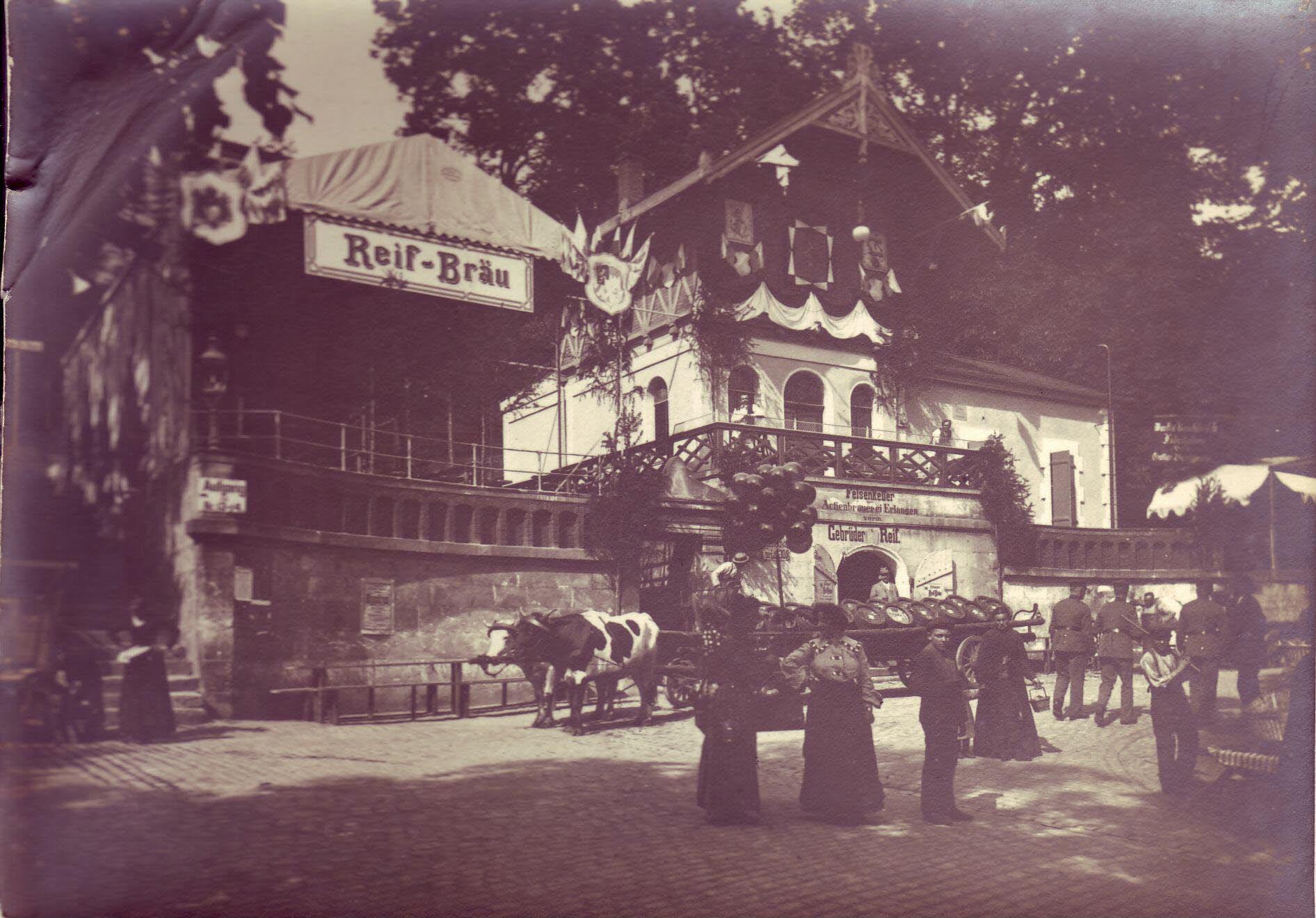 Schlittschuhläufer auf dem alten Kanal oder ein Umzug des Radler-Clubs im Jahr 1911. Das Stadtarchiv ist eine wahre Foto-Schatzkammer. Hier die Felsenkeller auf dem Bergkirchweihgelände. Ein Ochsengespann zieht den Leiterwagen mit Bierfässern. Fotograf unbekannt, Foto undatiert.
