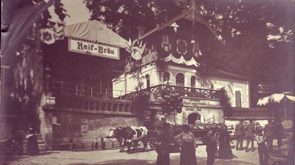 Schlittschuhläufer auf dem alten Kanal oder ein Umzug des Radler-Clubs im Jahr 1911. Das Stadtarchiv ist eine wahre Foto-Schatzkammer. Hier die Felsenkeller auf dem Bergkirchweihgelände. Ein Ochsengespann zieht den Leiterwagen mit Bierfässern. Fotograf unbekannt, Foto undatiert.