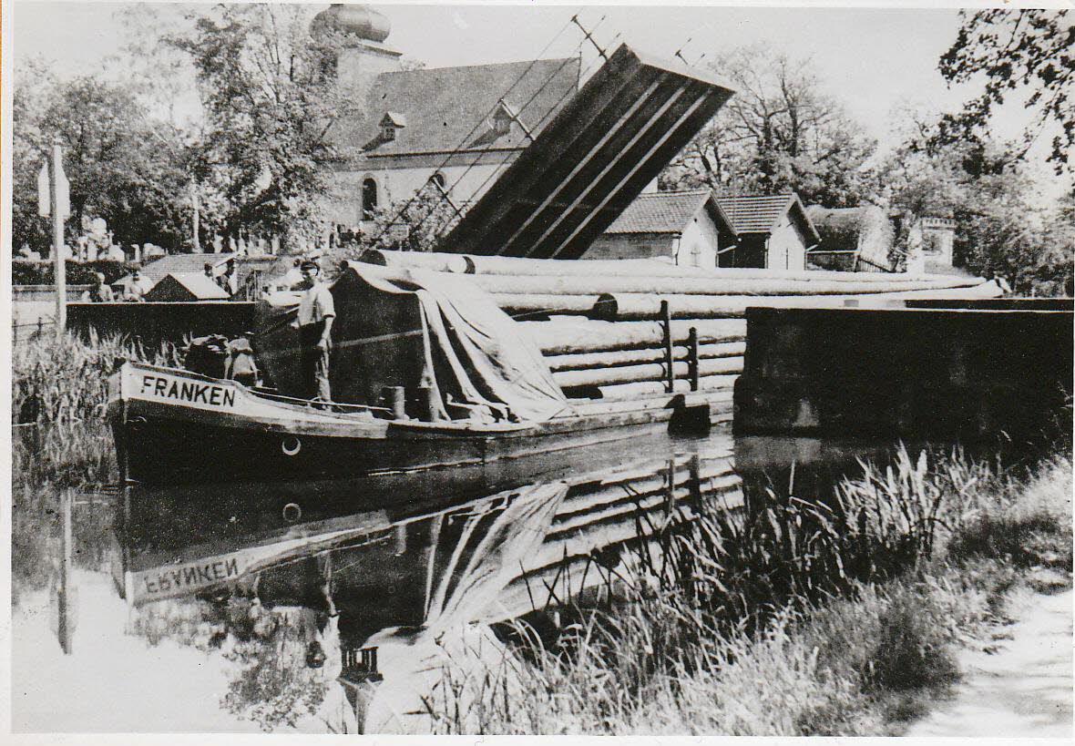 Auf dem alten Kanal wurden hauptsächlich Steine und Holz transportiert; mit dem Einsatz der Eisenbahn wurde der Gütertransport zu Wasser unrentabel und gegen Ende des Zweiten Weltkrieges eingestellt. Hier ein Blick auf die geöffnete Schleusenbrücke beim Martinsbühl. Fotograf unbekannt, Aufnahme um 1939