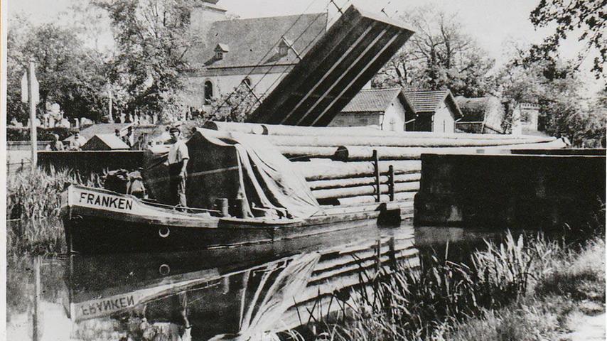 Auf dem alten Kanal wurden hauptsächlich Steine und Holz transportiert; mit dem Einsatz der Eisenbahn wurde der Gütertransport zu Wasser unrentabel und gegen Ende des Zweiten Weltkrieges eingestellt. Hier ein Blick auf die geöffnete Schleusenbrücke beim Martinsbühl. Fotograf unbekannt, Aufnahme um 1939