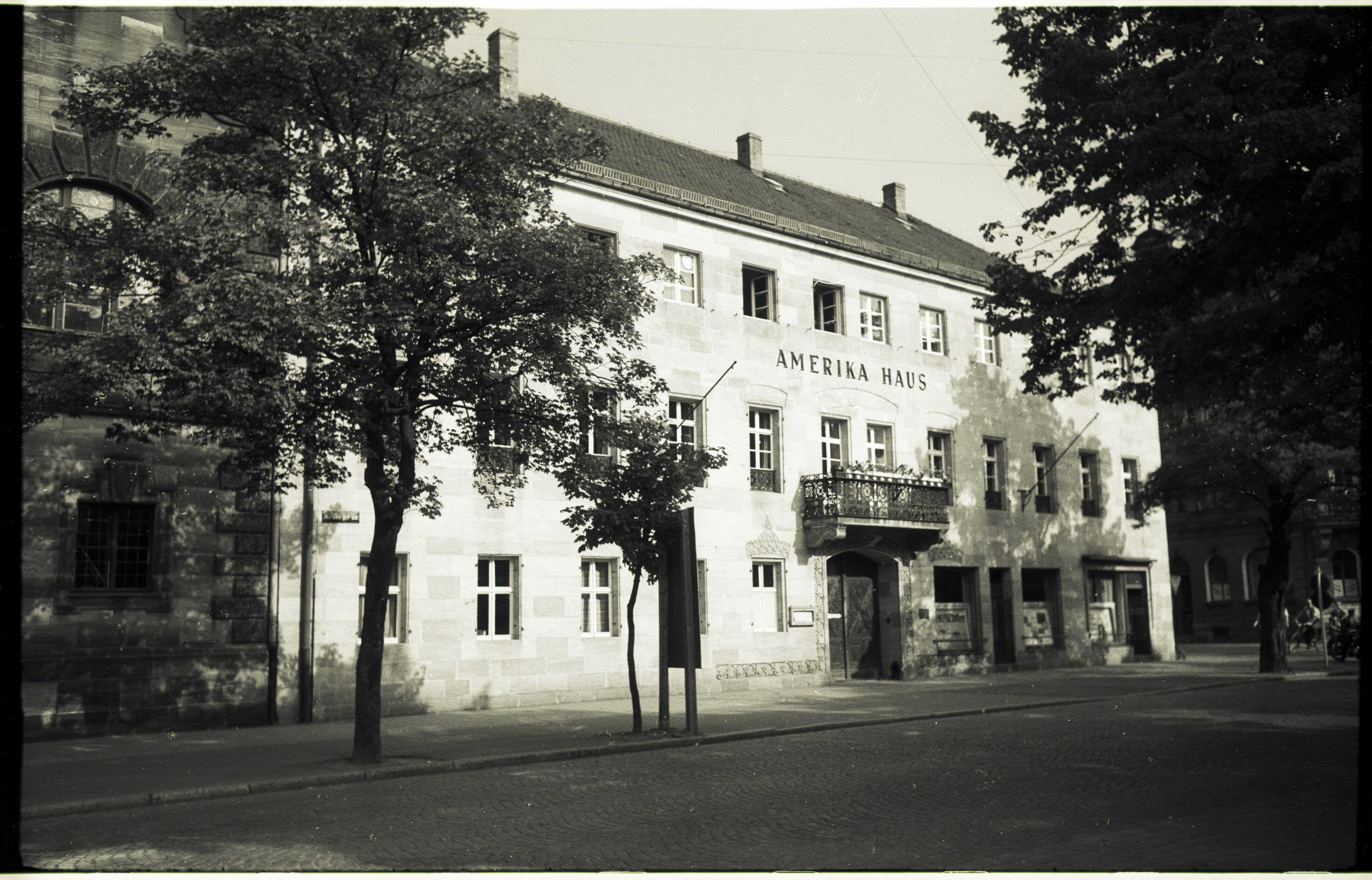 Das Amerika-Haus in der Nürnberger Straße, 1959. Die Einrichtung war in den Nachkriegsjahren ein Kulturzentrum ersten Ranges; die offizielle Einweihung fand am 8. Dezember 1949 statt.