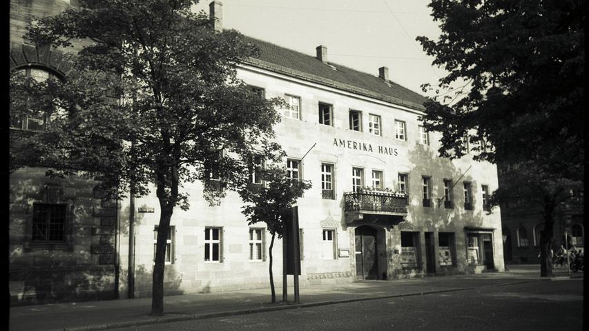 Das Amerika-Haus in der Nürnberger Straße, 1959. Die Einrichtung war in den Nachkriegsjahren ein Kulturzentrum ersten Ranges; die offizielle Einweihung fand am 8. Dezember 1949 statt.
