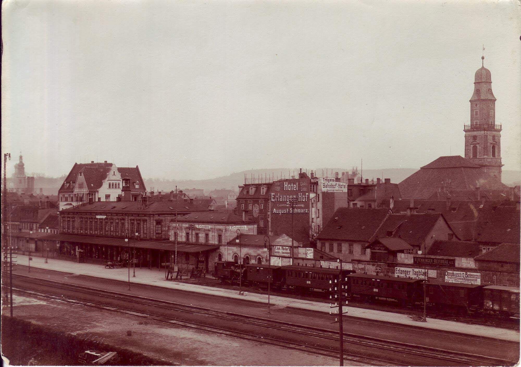 Der Bahnhof wurde 1844 nach Plänen des bayerischen Architekten und Baubeamten Eduard Rüber aus Sandstein errichtet - undatiertes Foto.