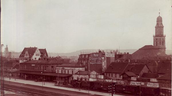 Der Bahnhof wurde 1844 nach Plänen des bayerischen Architekten und Baubeamten Eduard Rüber aus Sandstein errichtet - undatiertes Foto.
