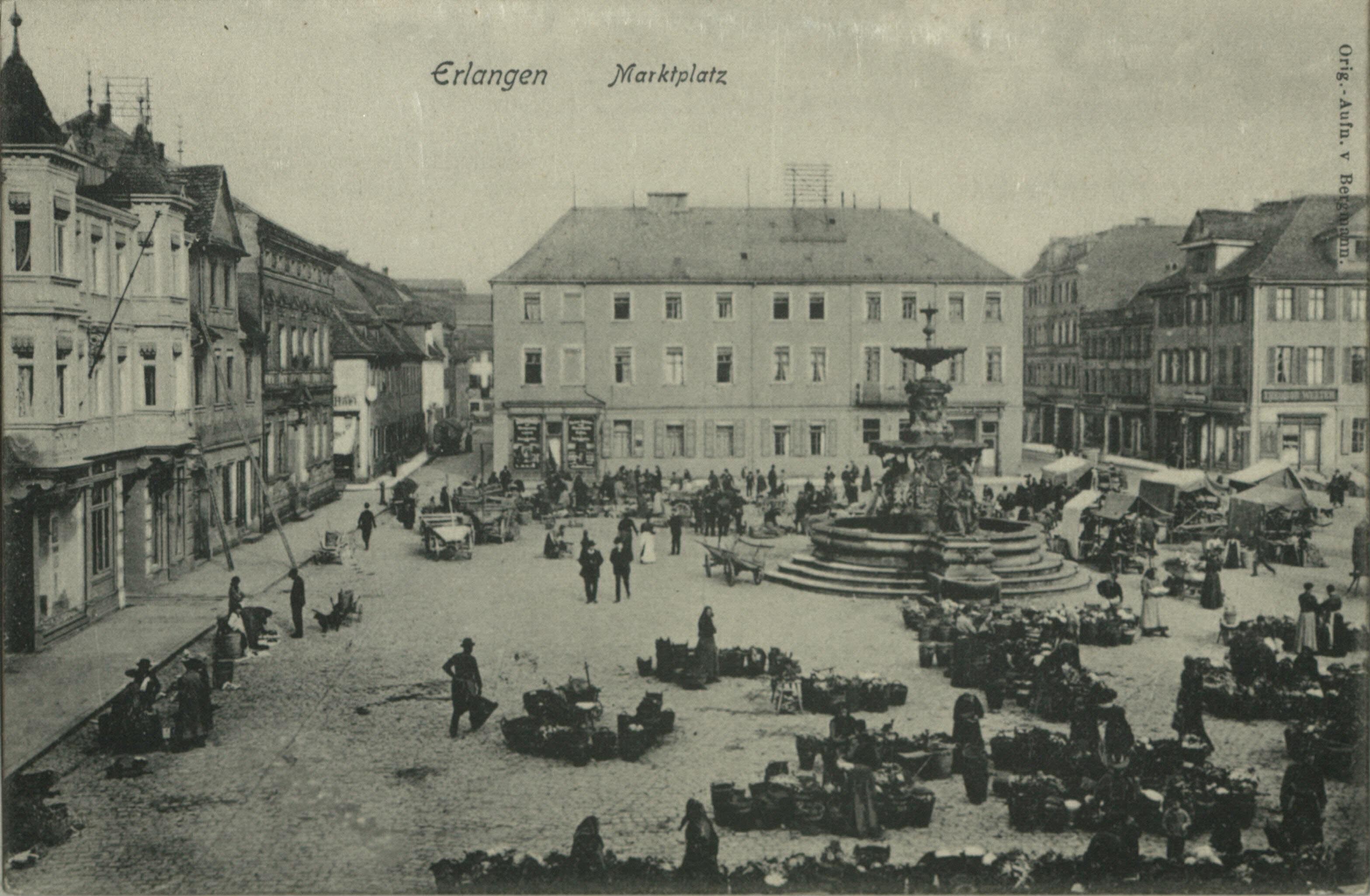 Marktplatz mit Paulibrunnen. Die Händler bieten ihre Ware feil. Postkarte des Erlanger Verlages Ludwig Bergmann, 1907.