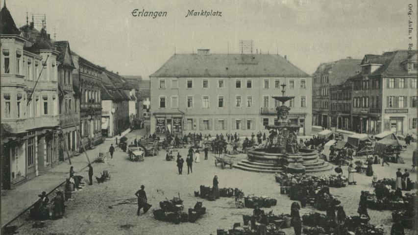 Marktplatz mit Paulibrunnen. Die Händler bieten ihre Ware feil. Postkarte des Erlanger Verlages Ludwig Bergmann, 1907.