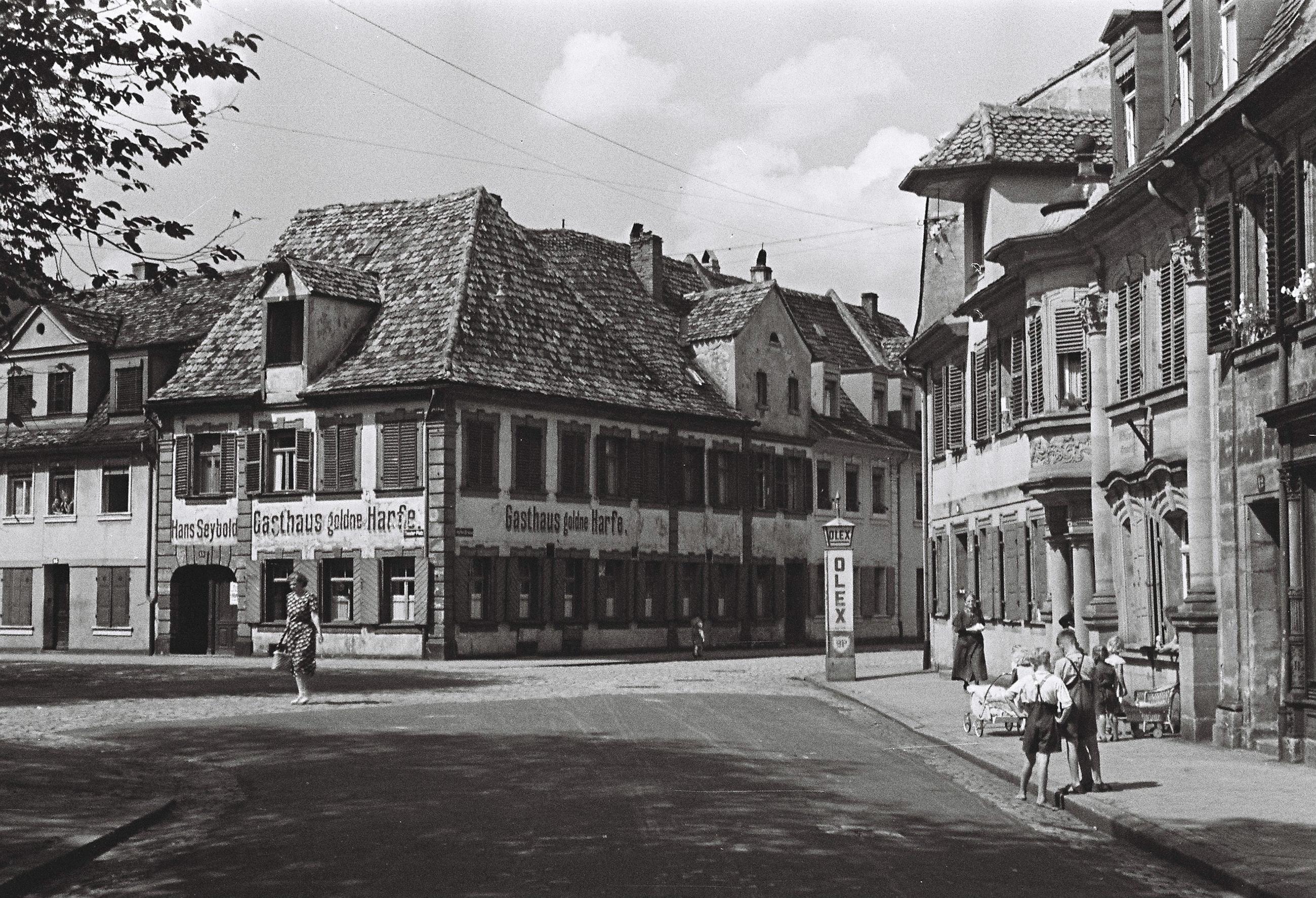Der Theaterplatz mit dem Rokokohaus und dem Gasthaus „goldene Harfe“. Das Rokokohaus (rechts im Bild) wurde von 1755 bis 1760 vom Strumpfmacher Georg Friedrich Stäubensand und dem Zimmermeister Johann David Haselmann errichtet.