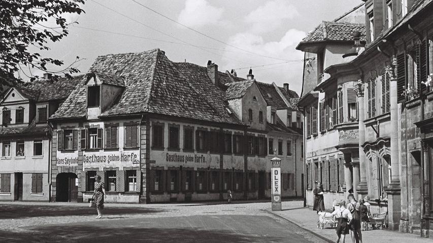 Der Theaterplatz mit dem Rokokohaus und dem Gasthaus „goldene Harfe“. Das Rokokohaus (rechts im Bild) wurde von 1755 bis 1760 vom Strumpfmacher Georg Friedrich Stäubensand und dem Zimmermeister Johann David Haselmann errichtet.