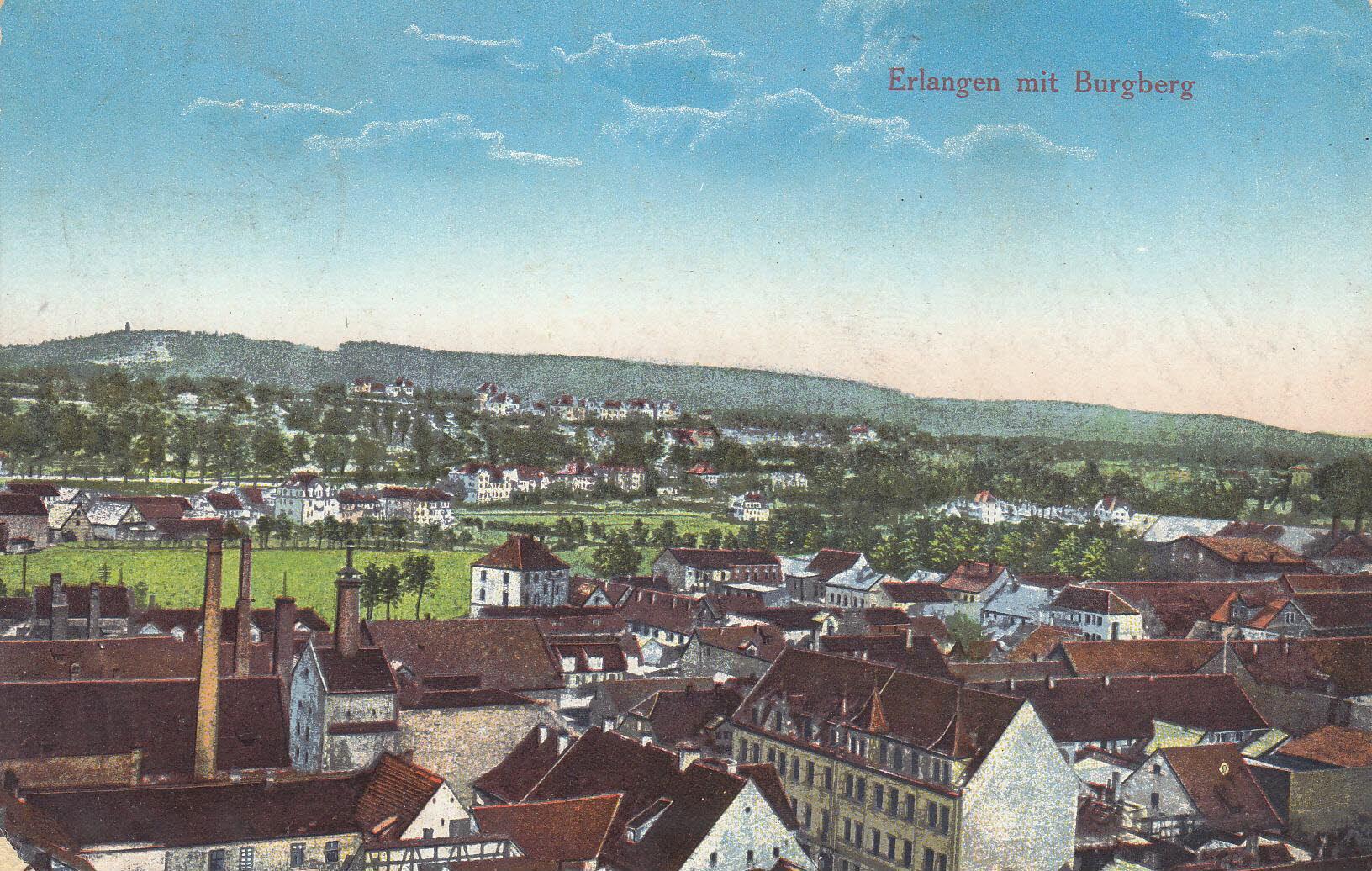 Aufnahme vom Altstädter Kirchturm aus auf die nördliche Altstadt bis zum Burgberg. Postkarte von 1915, Verlag unbekannt. Im Vordergrund sind die Häuser der Altstadt zu erkennen, links im Bild die Schlote der Hübner Brauerei, in der Bildmitte die Schwabachanlage mit Essenbach, weiter nördlich das langgestreckte Villenviertel des Burgberges.