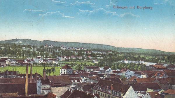 Aufnahme vom Altstädter Kirchturm aus auf die nördliche Altstadt bis zum Burgberg. Postkarte von 1915, Verlag unbekannt. Im Vordergrund sind die Häuser der Altstadt zu erkennen, links im Bild die Schlote der Hübner Brauerei, in der Bildmitte die Schwabachanlage mit Essenbach, weiter nördlich das langgestreckte Villenviertel des Burgberges.