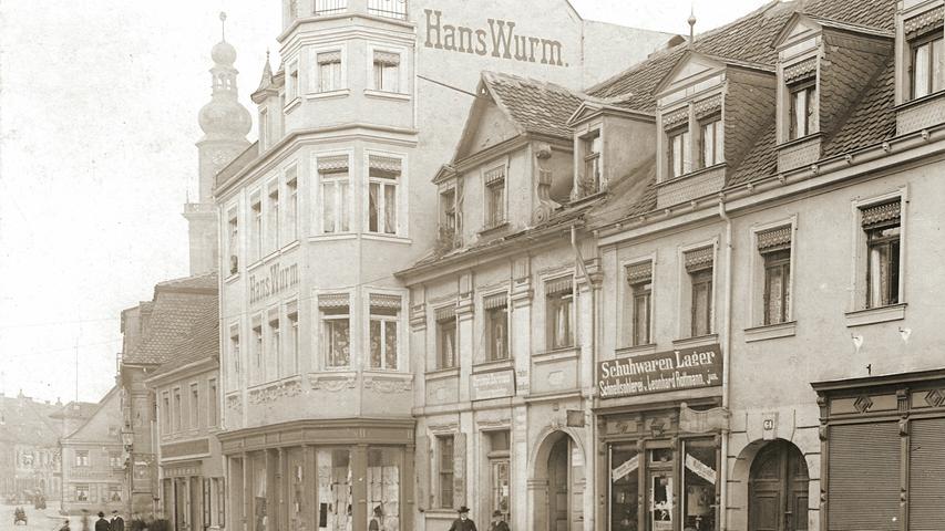 Ansicht der Hauptstraße mit Ladengeschäften und Passanten. Foto: Leonhard Bergmann, um 1915.