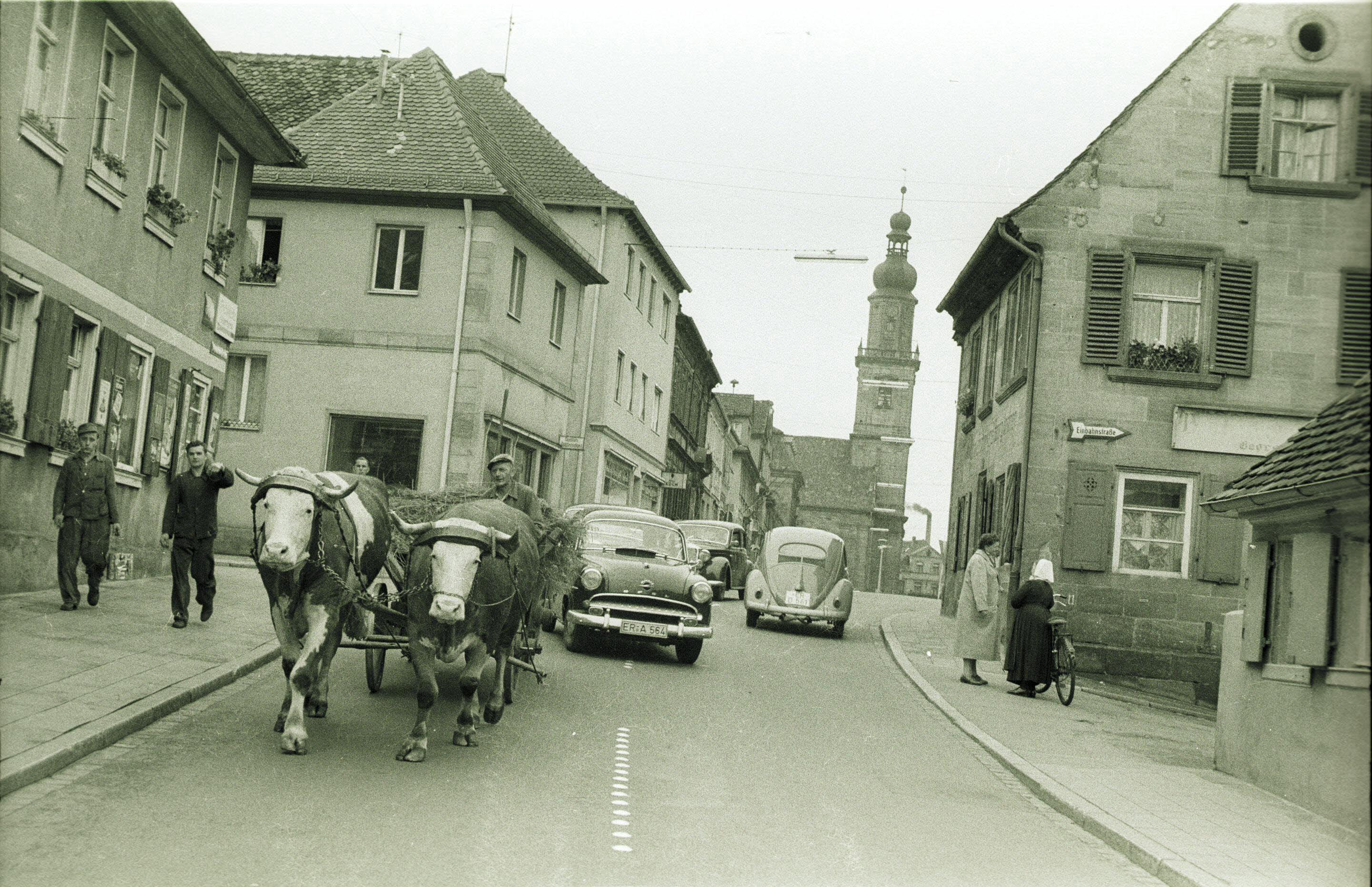 Die Aufnahme zeigt das noch vorhandene dörfliche Leben in der modernen Stadt der 1950er Jahre. Im Jahr 1957 - aus dem diese Aufnahme stammt - existierten noch 15 dörfliche Anwesen in der Innenstadt.