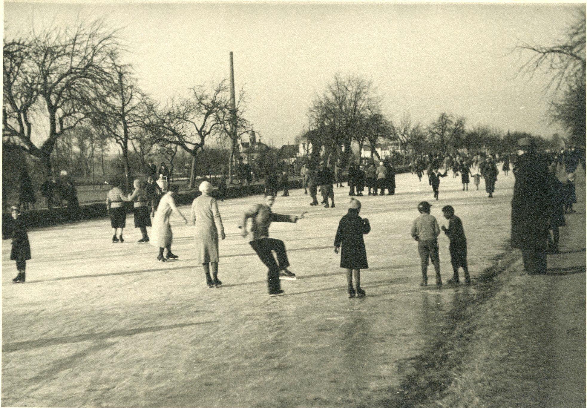 Eisvergnügen am Ludwig-Donau-Main-Kanal. Foto von Johannes Junge, 1930er Jahre. Der „Ludwigskanal“ wurde auf Betreiben des bayerischen Königs Ludwig I. gebaut. Die 173 km lange Wasserstraße war die Verbindung von Donau und Main.