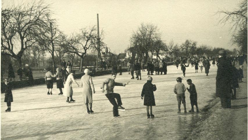 Eisvergnügen am Ludwig-Donau-Main-Kanal. Foto von Johannes Junge, 1930er Jahre. Der „Ludwigskanal“ wurde auf Betreiben des bayerischen Königs Ludwig I. gebaut. Die 173 km lange Wasserstraße war die Verbindung von Donau und Main.