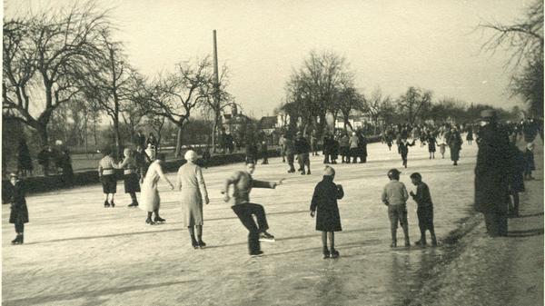 Eisvergnügen am Ludwig-Donau-Main-Kanal. Foto von Johannes Junge, 1930er Jahre. Der „Ludwigskanal“ wurde auf Betreiben des bayerischen Königs Ludwig I. gebaut. Die 173 km lange Wasserstraße war die Verbindung von Donau und Main.
