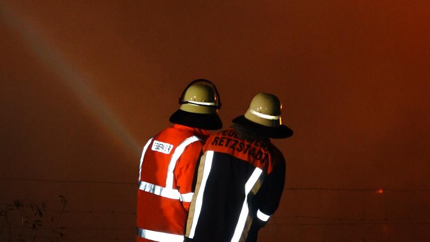 1000 Strohballen in Flammen: Feuerwehr im Großeinsatz