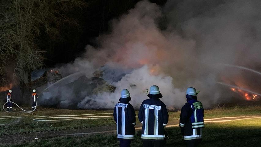1000 Strohballen in Flammen: Feuerwehr im Großeinsatz