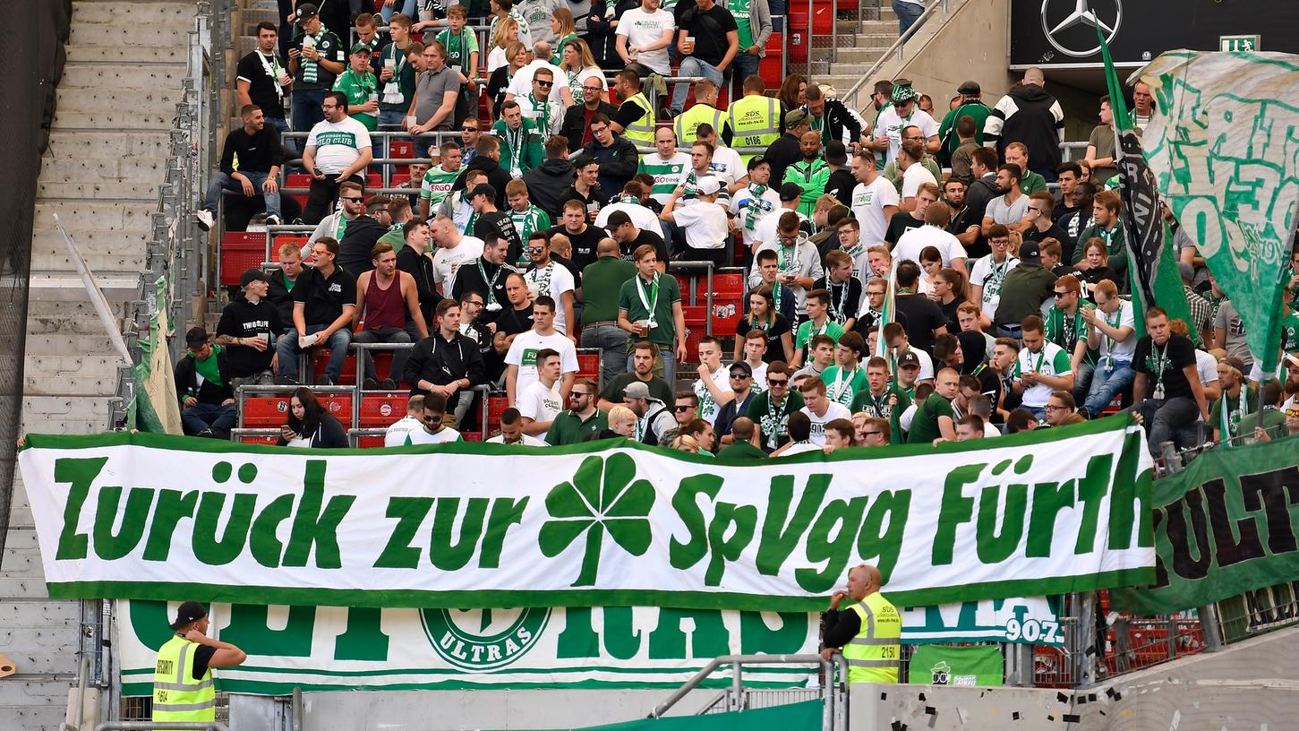 Ein "Zurück zur SpVgg Fürth"-Spruchband im Block der Kleeblatt-Fans beim Auswärtsspiel in Stuttgart.